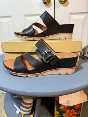 Women’s Black Wedge Slide Sandals with Buckle Accent Bear Traps “Laralee” 10M